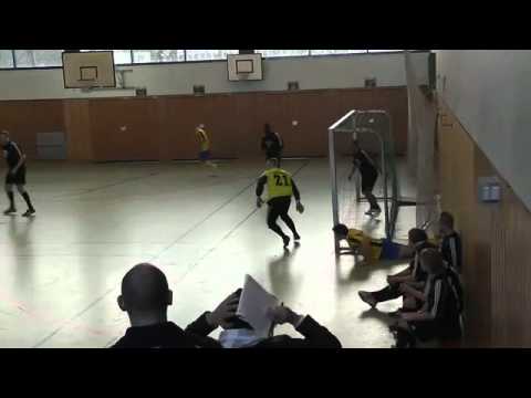 HAHAHAHA: Pfostenschuss, hingepackt und umgetreten