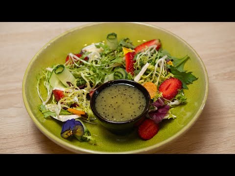 Салат с клубникой, сыром и заправкой из киви. Печенье из киви. Зеленый смузи