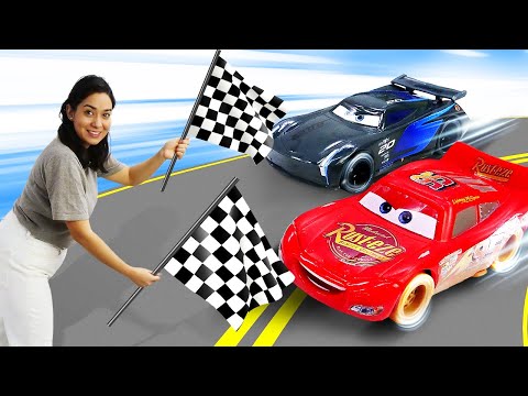 McQueen in Valerias Spielzeug Kindergarten. Das Wettrennen. Videos mit tollen Spielzeugautos