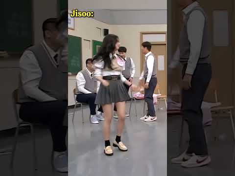 Jisoo & Rosé Tried Lisa's Iconic Crab Dance🦀💃😂 #jisoo #rosé #blackpink #shorts