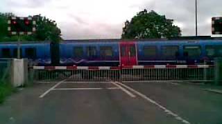 preview picture of video 'Elsham Level Crossing 19/06/10'