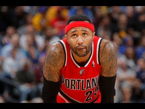 Mo Williams' Between The Legs Assist to Thomas Robinson!
