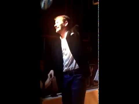 Álex Ortiz le canta a Los Negritos.