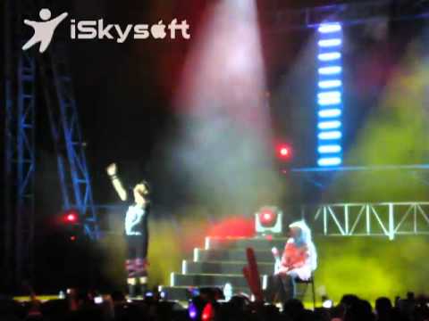 San E-kiss and hug the girl @FantastiKpopJkt [Fancam]