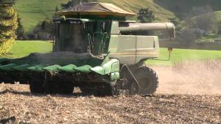 preview picture of video 'Corn Harvest 2011 with a John Deere 9770 STS and folding maize head.'