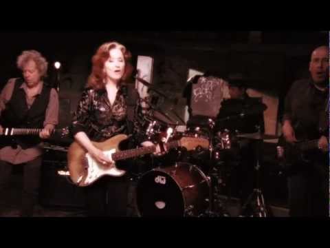 Bonnie Raitt - Right Down The Line (Official Music Video)