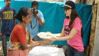 Ameesha Patel Distribute Food To Poor Families And Kids Outside Temple