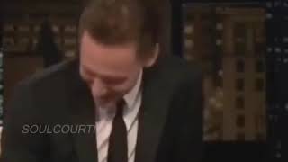 Неожиданно по-русски говорящий Том Хиддлстон с утрам вам пораньше!😂🤗👋 🔻 🔻 🔻 📮Х