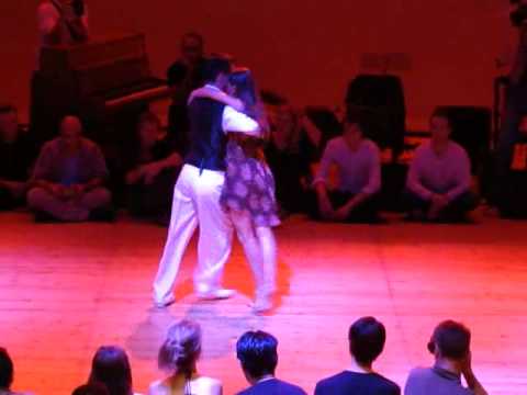  Stella Missé  and  Javier Rodriguez  are  dancing  to  a  tango