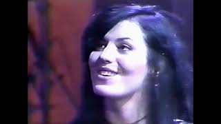 Joan Jett - Pretty Vacant &amp; Dirty Deeds Done Dirt Cheap (live on One Hour w/ Jonathan Ross) - 1990
