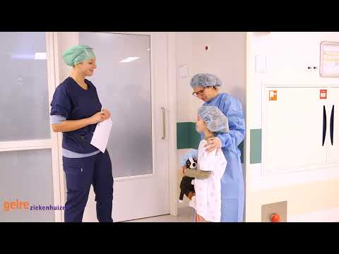 Buisjes plaatsen kind - Kinderdagverpleging Zutphen