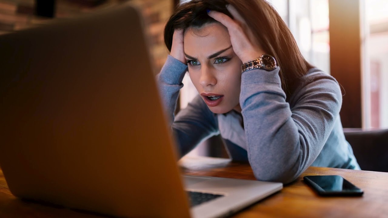 Een jonge vrouw zit aan een eettafel.
