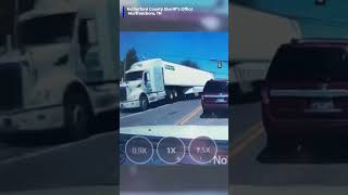 Download lagu Truk semi-trailer terguling saat mencoba berbelok tajam. mp3