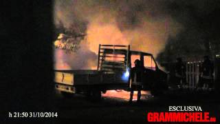 preview picture of video 'ESCLUSIVA: Incendiato automezzo del comune di #Grammichele'