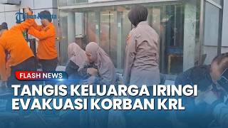 Isak Tangis Keluarga Warnai Proses Evakuasi Korban Kecelakaan Kereta di Bekasi Timur
