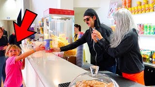 I ME CONTRO TE LAVORANO IN UN BAR E NESSUNO LI RICONOSCE!!!