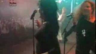 Actuacion de Malú cantando &quot;Amor de hielo y sal&quot;