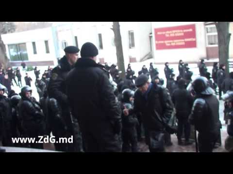 Îl huiduiesc și aruncă cu bulgări de zăpadă în Mihai Ghimpu