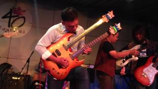 Adien Fazmail suddenly gets Ron Bumblefoot Thal's double neck around his shoulders...