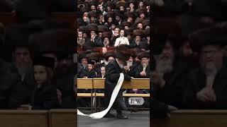 Download lagu Skver Rebbe dances Mitzvah Tantz At The Wedding Of His First Great Grandchild - Shvat 5784 mp3 Download lagu Skver Rebbe dances Mitzvah Tantz At The Wedding Of His First Great Grandchild - Shvat 5784 mp3