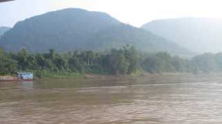 preview picture of video 'Boat Ferry from Ban Pakleung to Luang Prabang, Laos'