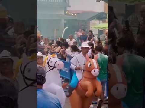 QUE VIVA LA NUEVA TRADICION ANIMALISTA REVOLUCIONARIA 🥰: LA CABALGATA INFLABLE.🐴🎉🐴🎊🐴💛💙❤️