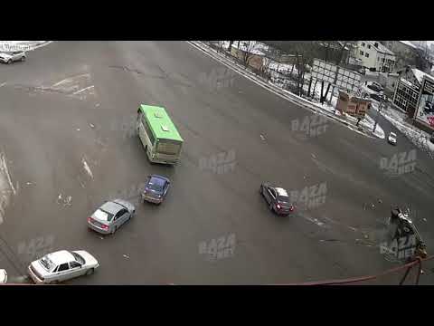 KAMION BEZ KOCNICA UDARA U AUTO