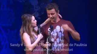 Sandy Leah beija Lucas Lima durante show em Paulínia 12/04/2014