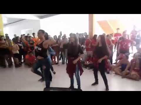 DANÇAMOS KPOP NA ESCOLA//DANCING KPOP AT SCHOOL! Produce 101 Cover (Get Ugly, Shape of you)