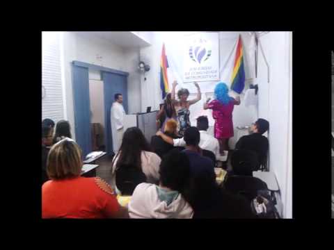 Drag Queen dançando a Deus