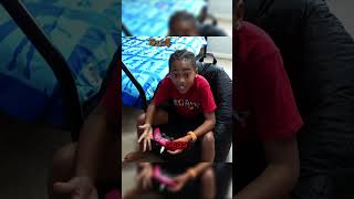 Ela destruiu a TV dele! 😥💖