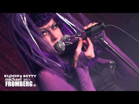 Bloody Betty Famous Monsters Rebel Valentine - Michael Fromberg