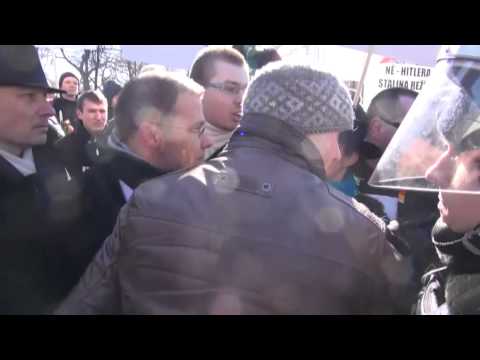 Dombrava un Dzintars cenšas noraut krievu plakātus 16.martā pie Brīvības pieminekļa