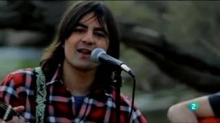 PALAIRE mirando por la ventana