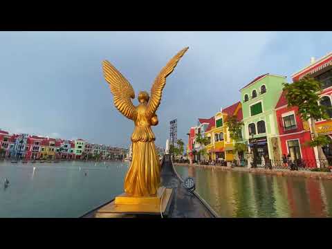 Đi thuyền trên sông Venice ở Grand World Phú Quốc