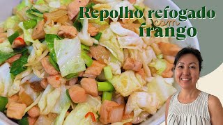 Stir-fry of cabbage and chicken cubes with simple and quick oriental seasoning.