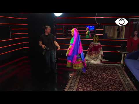 Me fustanin shumëngjyrësh, Olta pozon mbi tapetet Pierre Cardin Home - Big Brother Vip 2