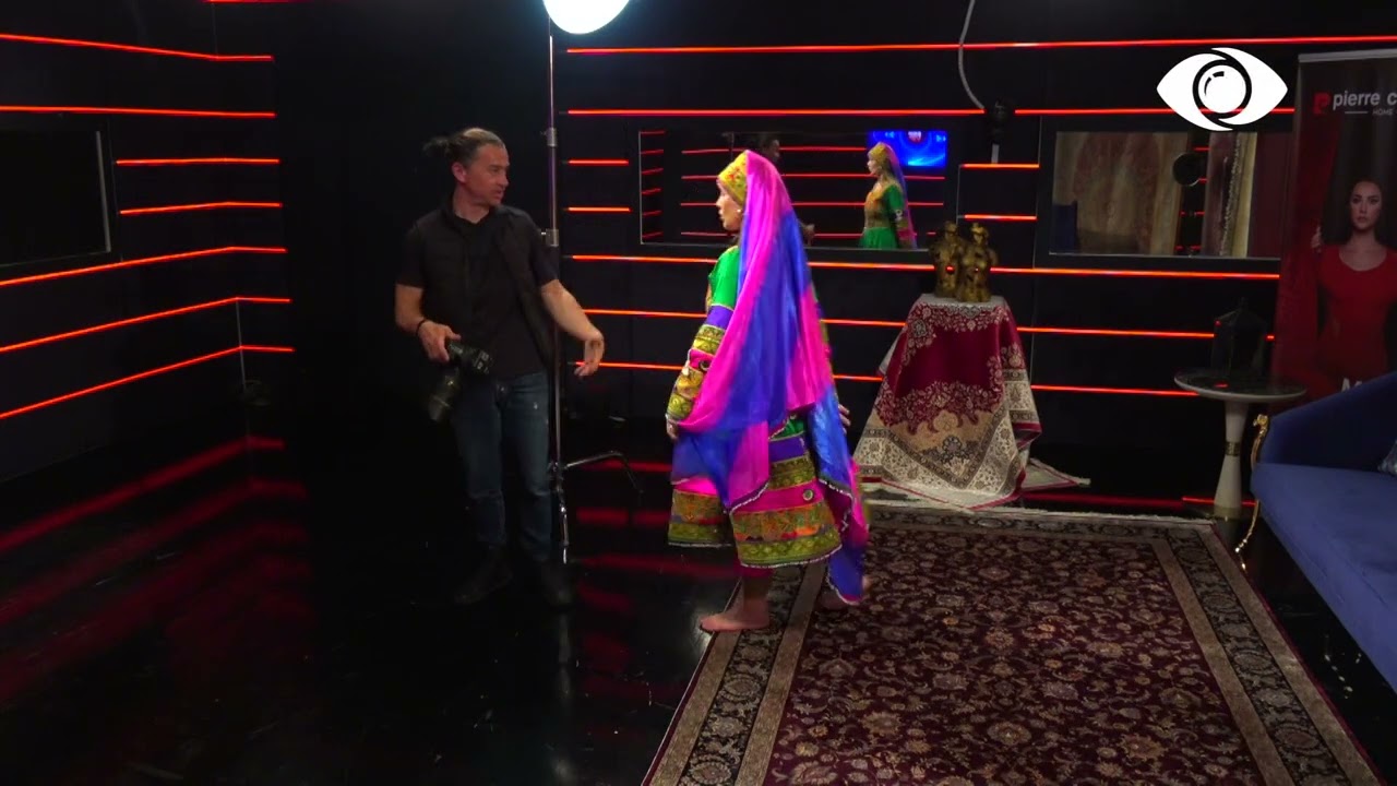 Me fustanin shumëngjyrësh, Olta pozon mbi tapetet Pierre Cardin Home