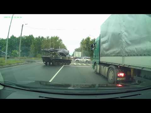 БМД на повороте ударила автомобиль Skoda