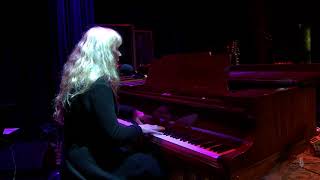 Loreena McKennitt - The Bonny Swans (Live on eTown)