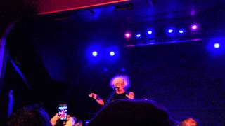 King Buzzo compares audience to the Peanuts gang!