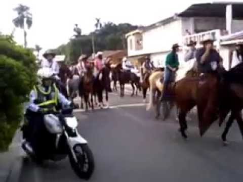 CABALGATA EN PRADERA VALLE COLOMBIA.