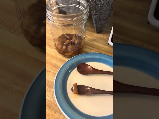 Vídeo relacionado con Miel con Ajo Negro - 100% Natural Pura de Abeja, Cruda, 300gr - Origen: El Bierzo, España