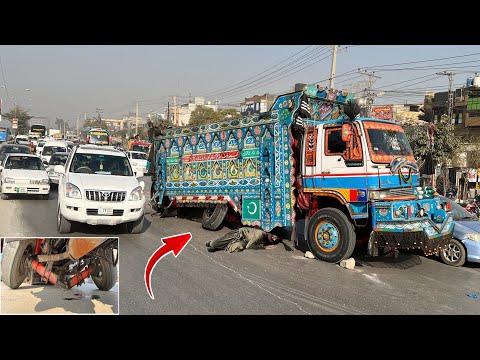 Overloaded Truck Axle Breaks on a Busy Road but Repaired Instantly with Modern Technique