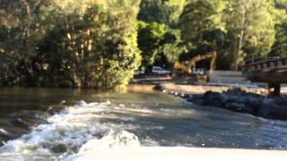 preview picture of video 'FJ Cruiser crossing Bloomfield River'