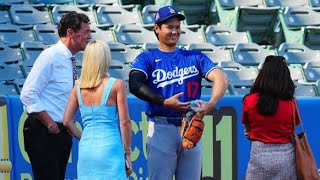 大谷翔平✨エンゼルス名物リポーターと感動再会💙おなじみ「エリカさん」鮮やかブルーワンピで登場👗【MLBニュース】