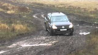 preview picture of video 'Amarok wade through mud'