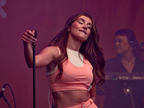 Hanna Ferm - Dancing on My Own. (cover Robyn). Kungstorget Göteborg 1/9-23