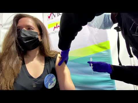 "我感到很激動"。紐約教師被COVID拍攝 (‘I felt emotional’: NY teacher gets COVID shot)