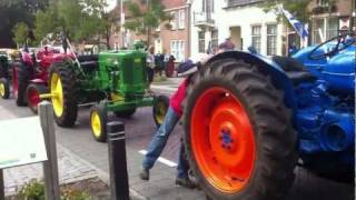 preview picture of video 'Smalstadfeesten Kortgene 2011: Ringsteken met bejaarde tractoren (1)'